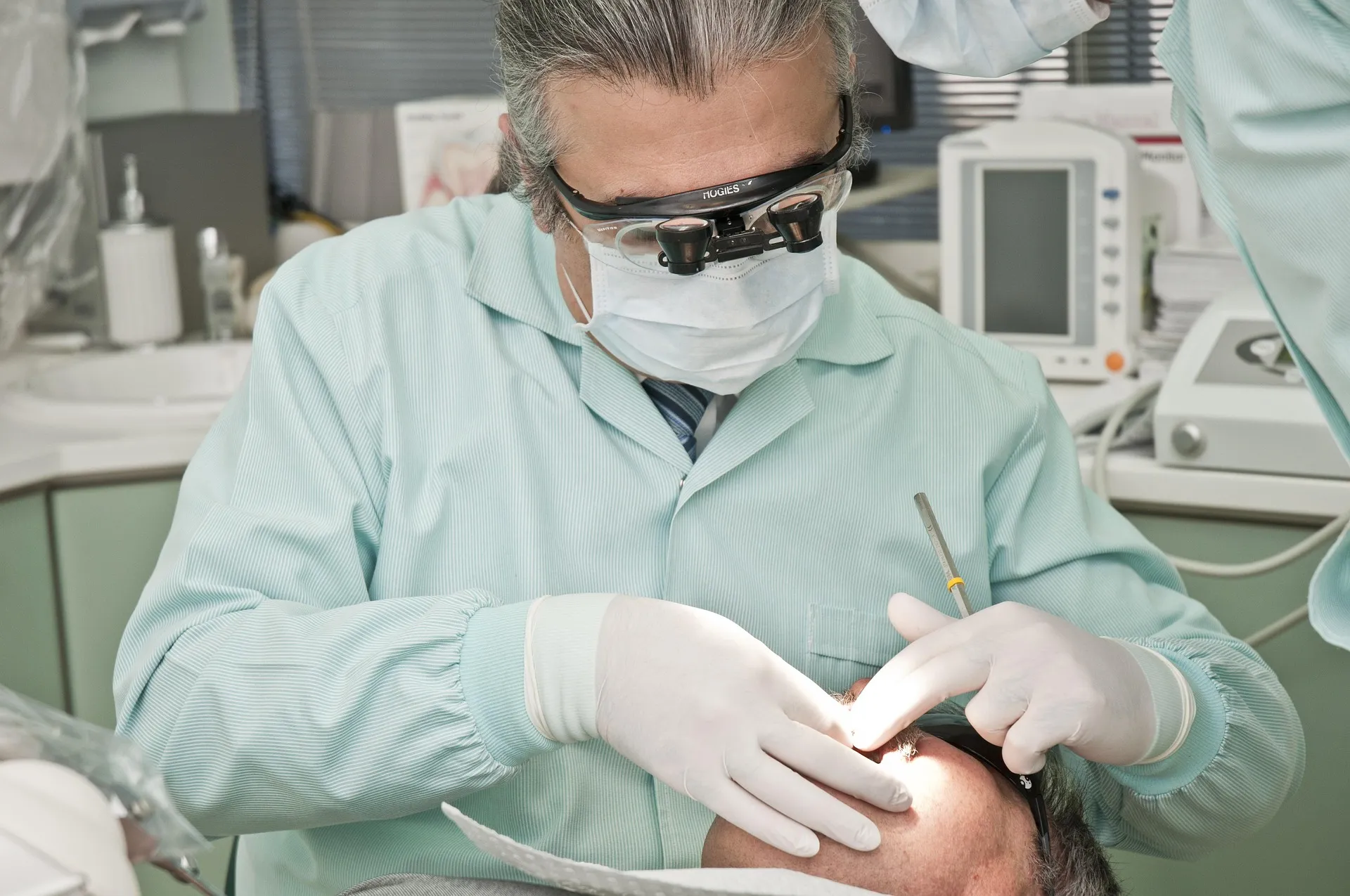 Differences between Dentistry and a dentist in Málaga